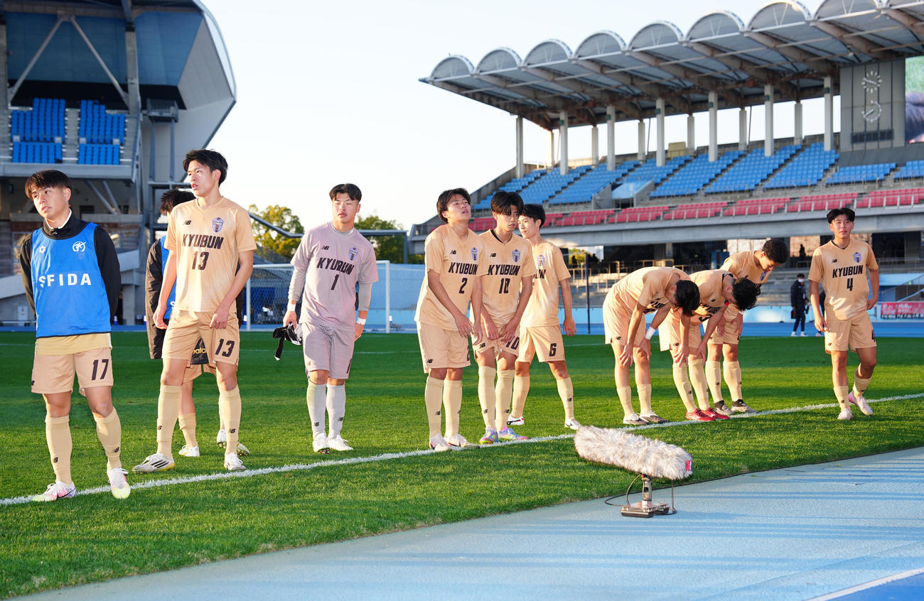 浜松開誠館対九州文化学園　試合後、応援席にあいさつする九州文化学園の選手たち（撮影・江口和貴）
