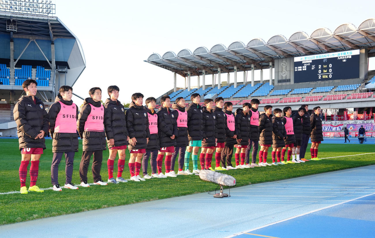 浜松開誠館対九州文化学園　試合後、応援席にあいさつする浜松開誠館の選手たち（撮影・江口和貴）