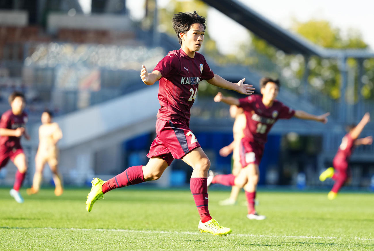 浜松開誠館対九州文化学園　前半、先制ゴールを決め喜ぶ浜松開誠館・宗像（撮影・江口和貴）