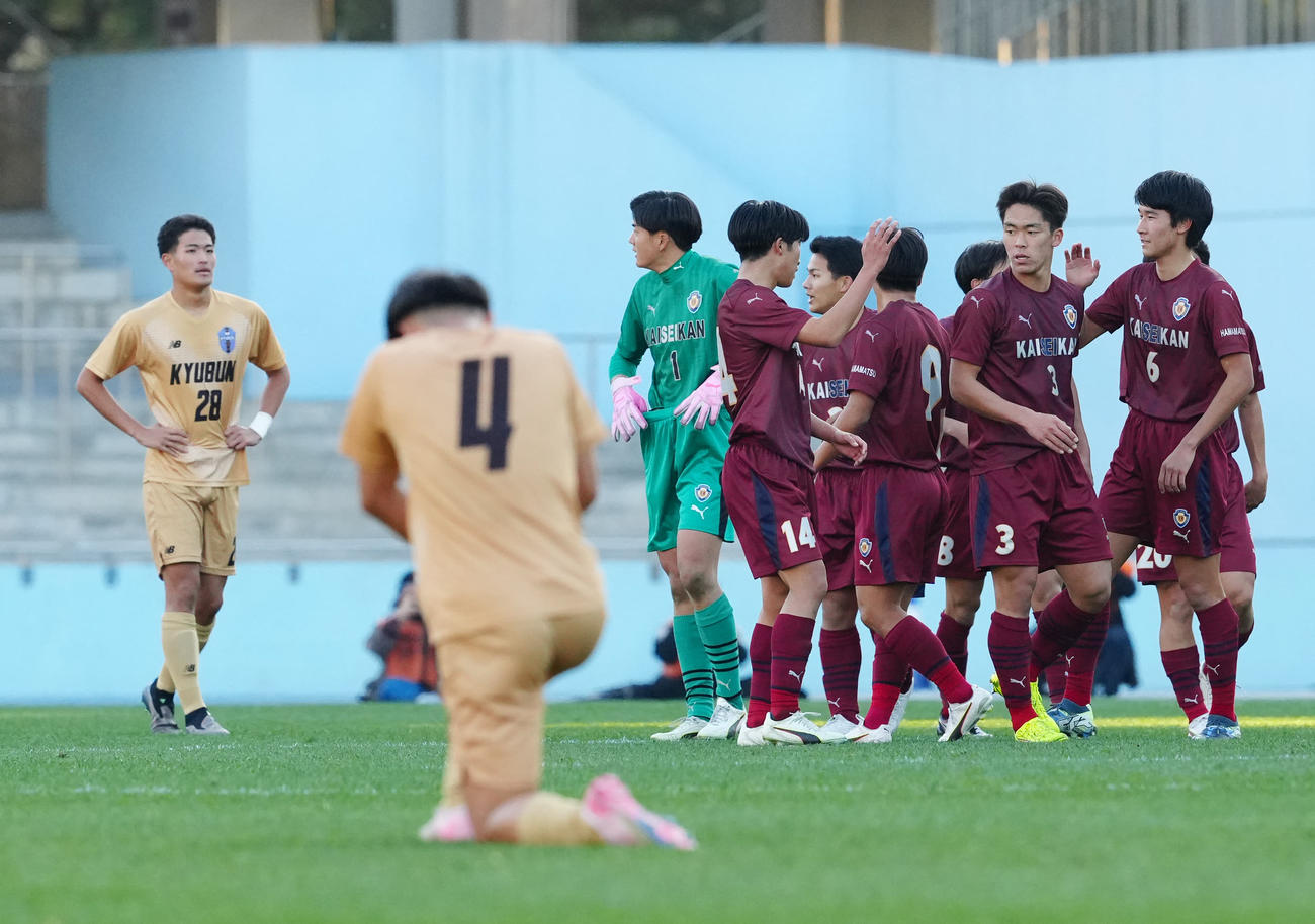 浜松開誠館対九州文化学園　試合後、勝利を喜ぶ浜松開誠館の選手たち（撮影・江口和貴）