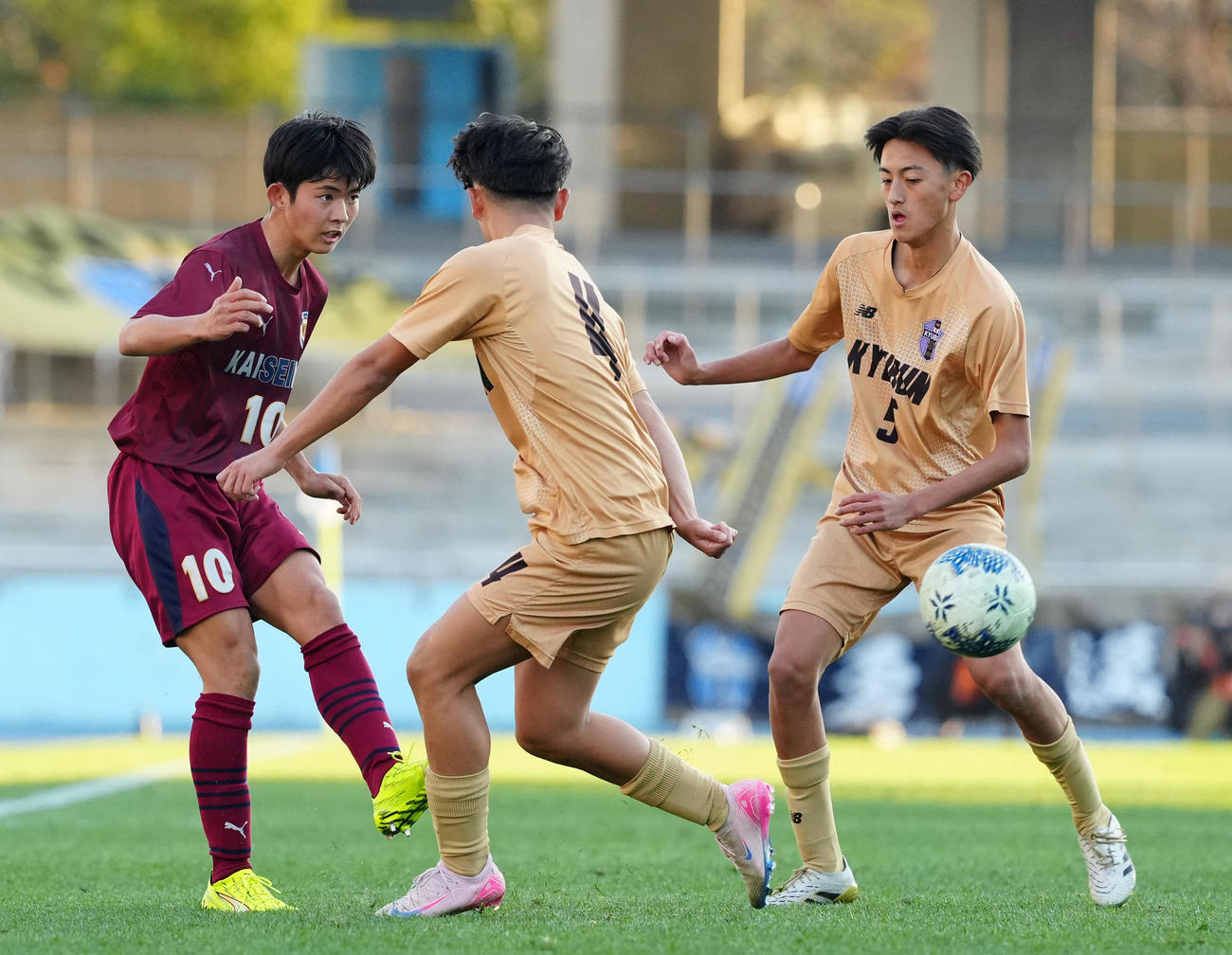 浜松開誠館対九州文化学園　後半、パスを出す浜松開誠館・川合（左）（撮影・江口和貴）