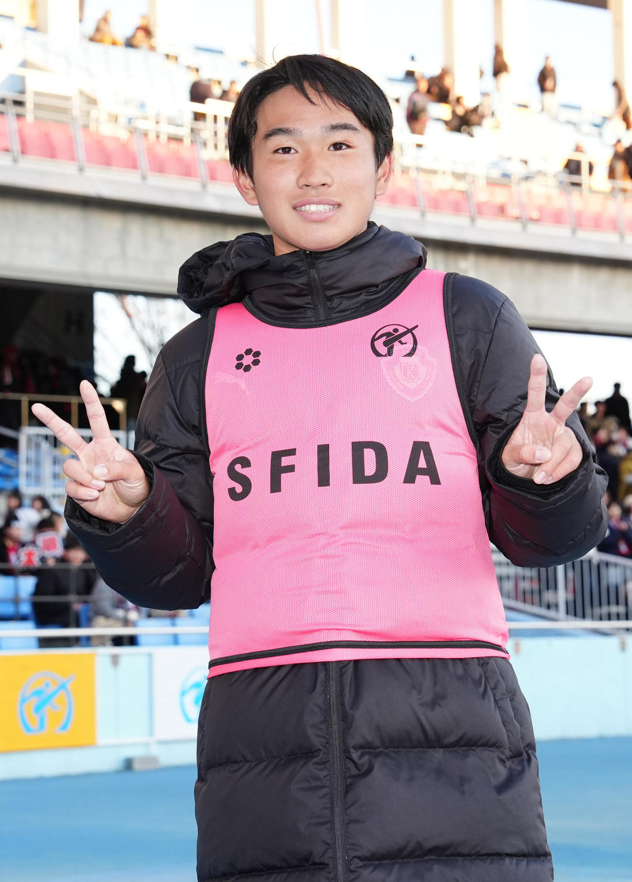 浜松開誠館対九州文化学園　試合後、写真に納まる2得点の浜松開誠館・宗像（撮影・江口和貴）