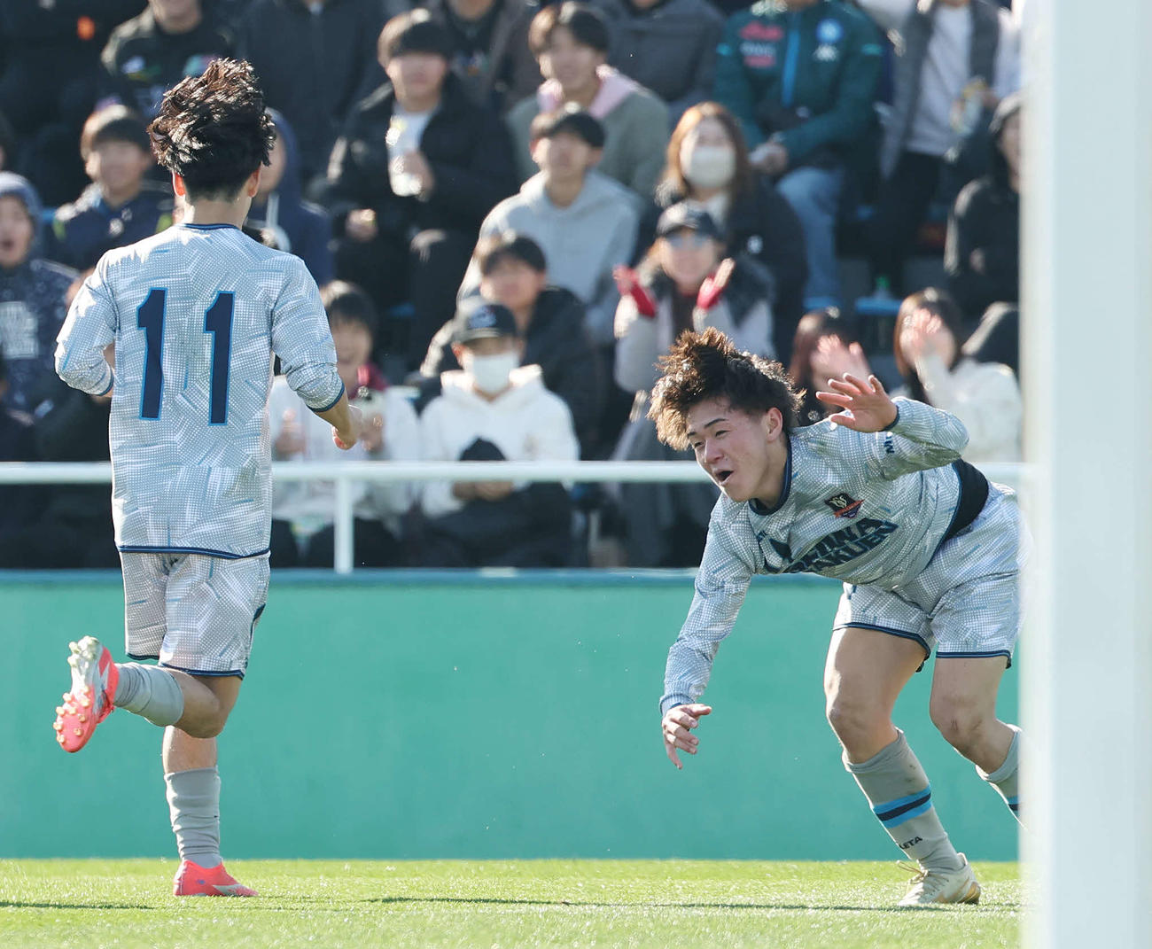 聖和学園対那覇西　後半、ゴールを決めバク転をする聖和学園・小杉（撮影・宮地輝）