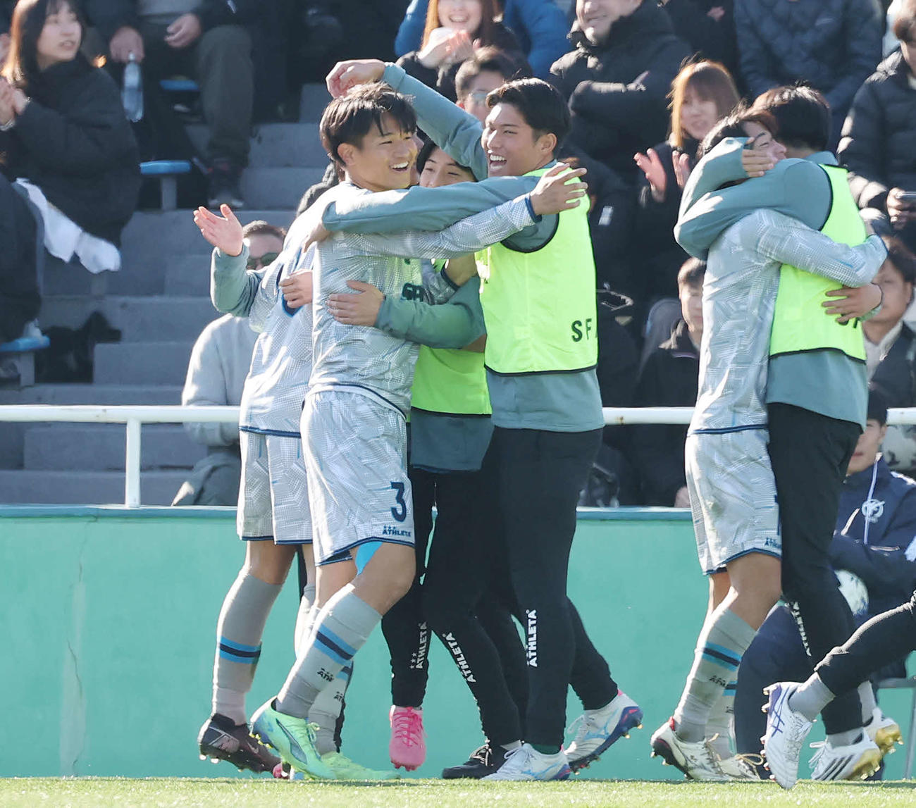 聖和学園対那覇西　後半、ゴールを決めチームメートと喜ぶ聖和学園・遠藤（左）（撮影・宮地輝）