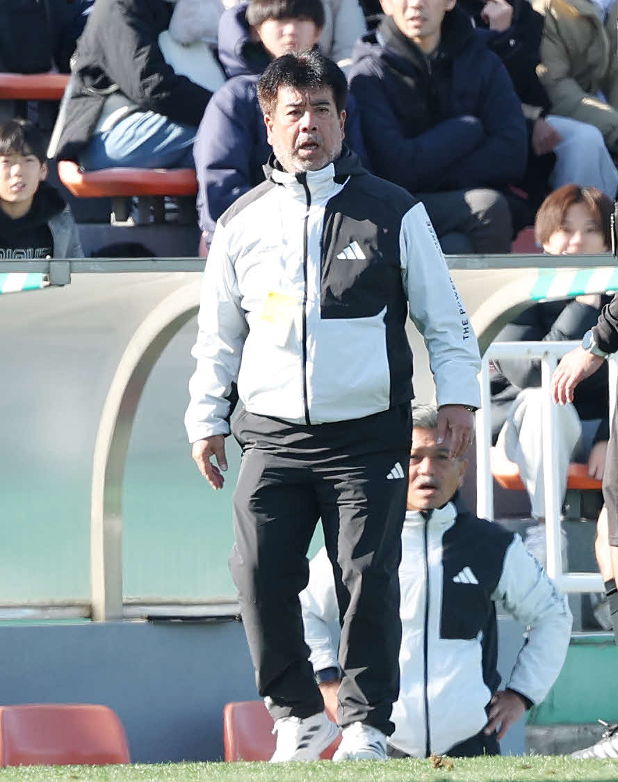聖和学園対那覇西　前半、戦況を見つめる那覇西・運天監督（撮影・宮地輝）