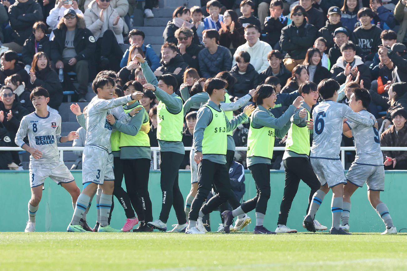 聖和学園対那覇西　後半、ゴールを決めチームメートと喜ぶ聖和学園・遠藤（左から2人目）（撮影・宮地輝）