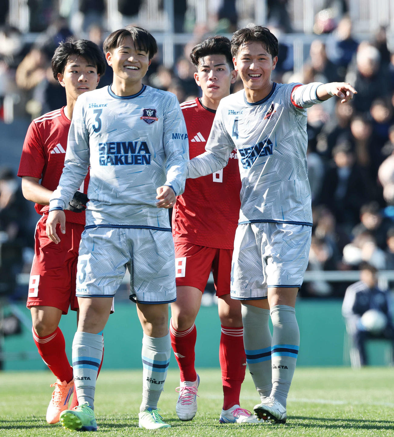 聖和学園対那覇西　前半、笑顔を見せる聖和学園・遠藤（左）と猪股（撮影・宮地輝）