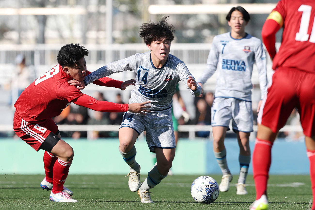 聖和学園対那覇西　前半、ドリブル突破を図る聖和学園・小杉（撮影・宮地輝）