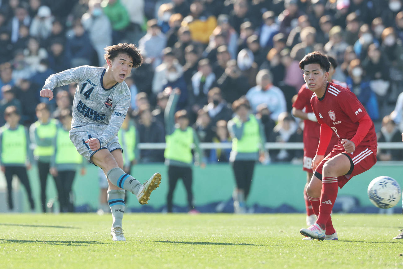 聖和学園対那覇西　後半、ゴールを決める聖和学園・小杉（撮影・宮地輝）