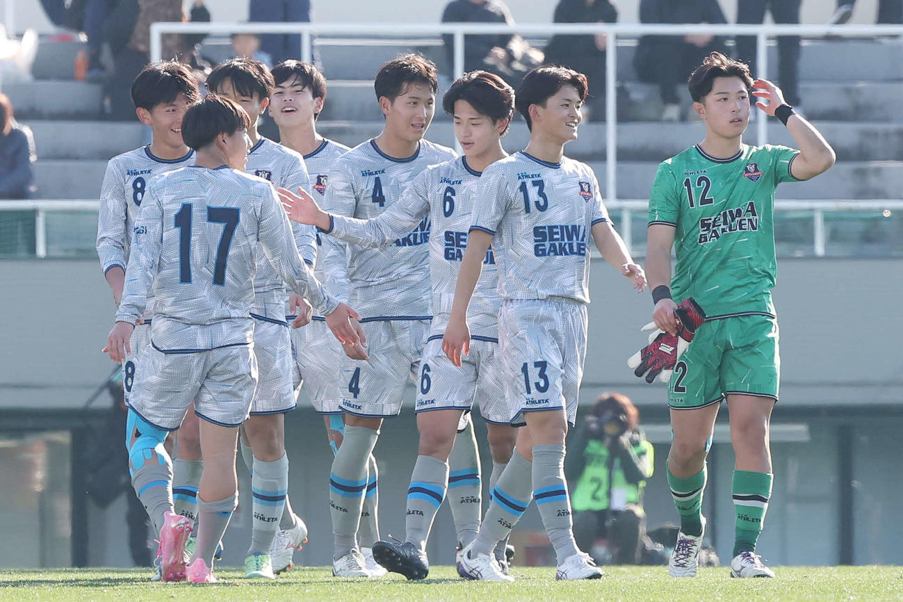 聖和学園対那覇西　勝利した聖和学園の選手たち（撮影・宮地輝）