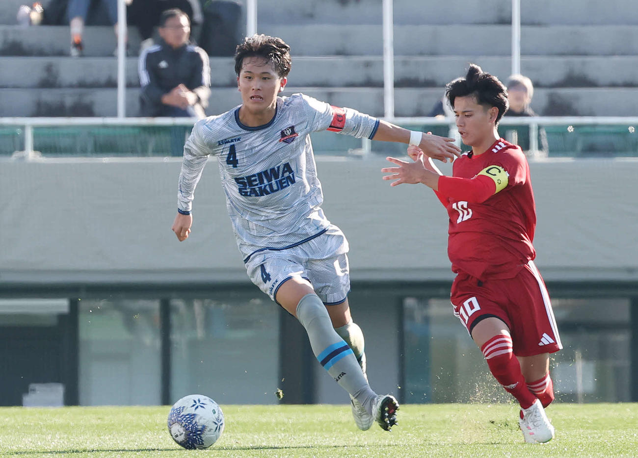 聖和学園対那覇西　後半、那覇西・具志堅（右）からボールをキープする聖和学園・猪股（撮影・宮地輝）