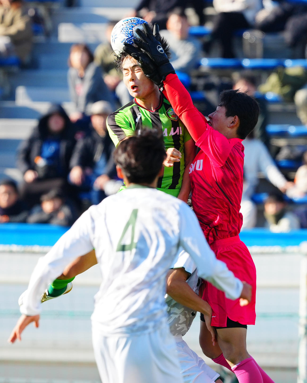 専大北上対広島皆実　後半、空中戦で競り合う広島皆実・折出（左）と専大北上GK千葉（撮影・垰建太）