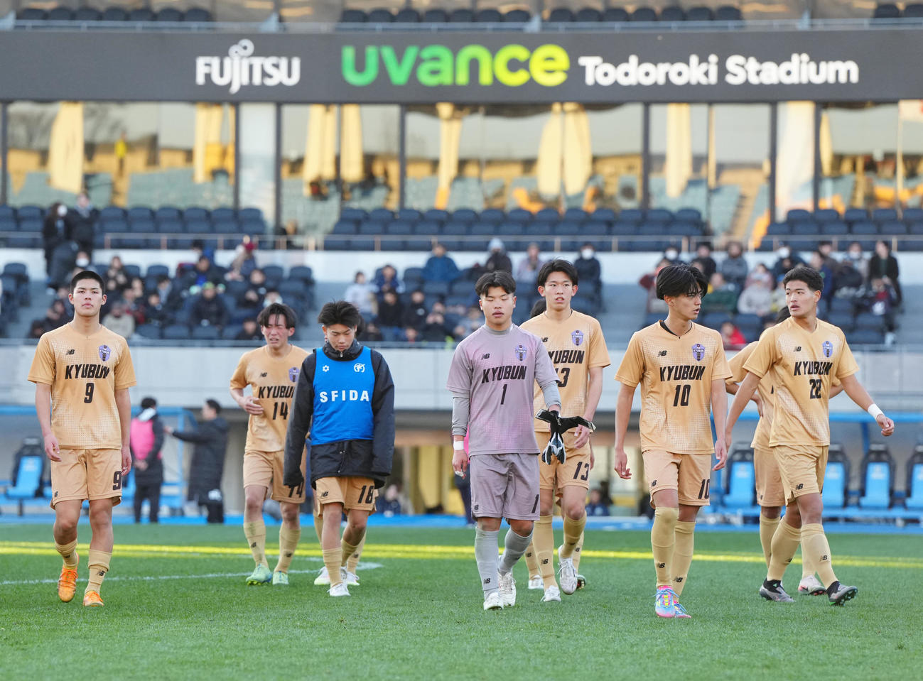 浜松開誠館対九州文化学園　試合後、応援席へあいさつに向かう九州文化学園の選手たち（撮影・江口和貴）
