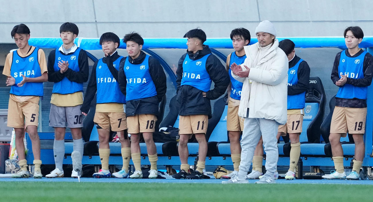 浜松開誠館対九州文化学園　試合後、ベンチ前で整列する九州文化学園・有光監督（手前）と選手たち（撮影・江口和貴）