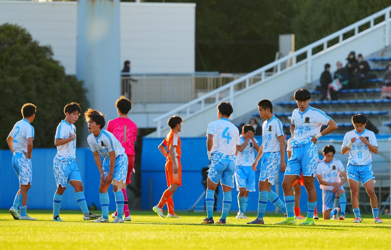 上田西対水口　水口に敗れ肩を落とす上田西の選手たち（撮影・垰建太）