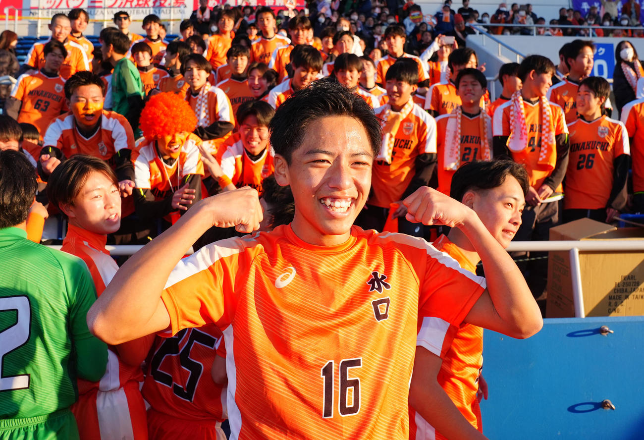 上田西対水口　上田西に勝利し決勝点を決めた水口・中井は笑顔で写真に納まる（撮影・垰建太）