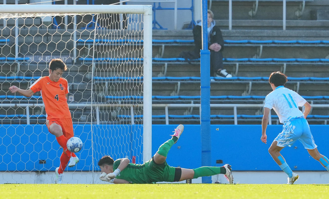 上田西対水口　後半、空中戦で競り合う上田西のシュートをゴールライン際でクリアする水口・山本（左）（撮影・垰建太）