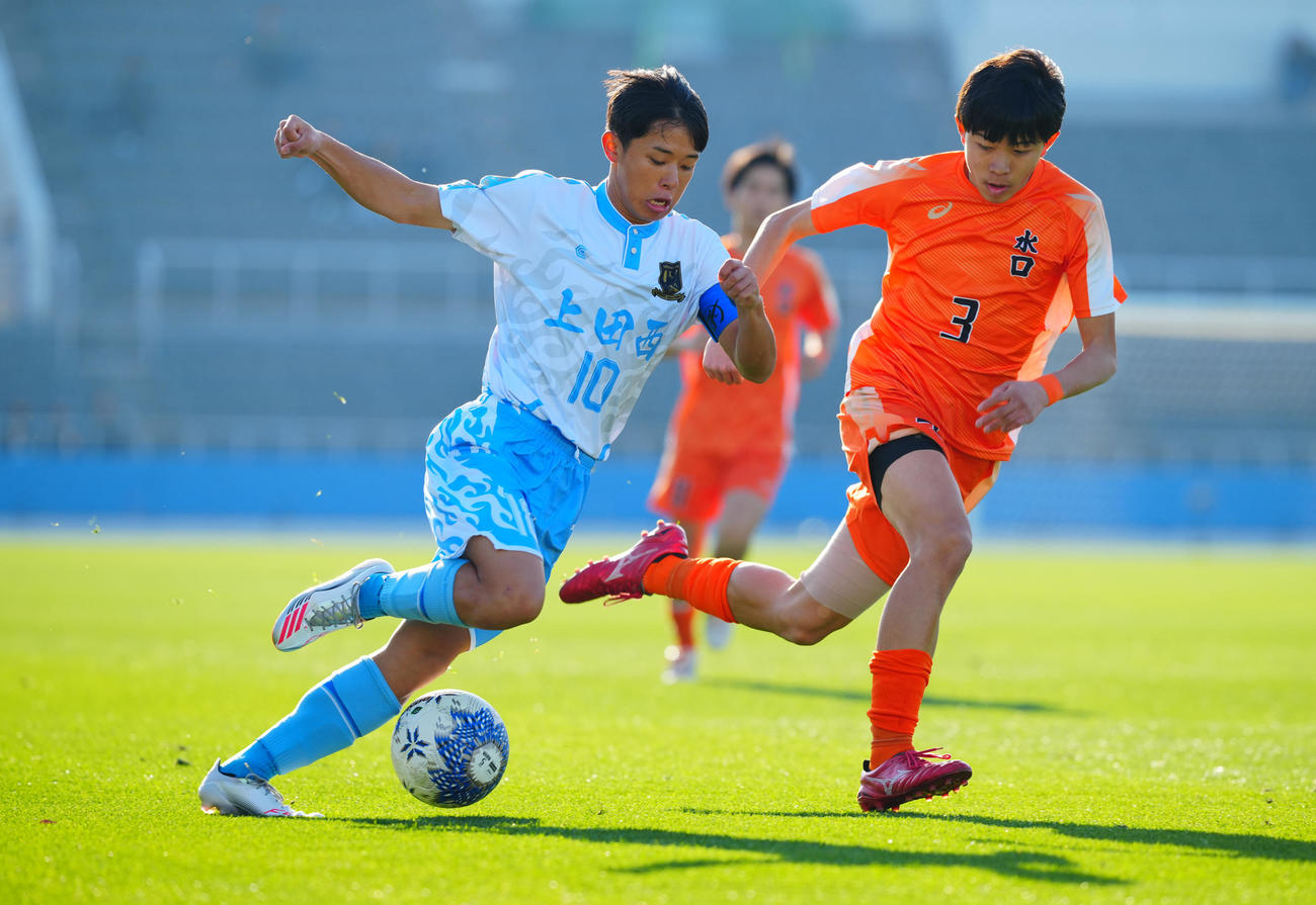 上田西対水口　前半、競り合う上田西・宮川（左）と水口・平田（撮影・垰建太）