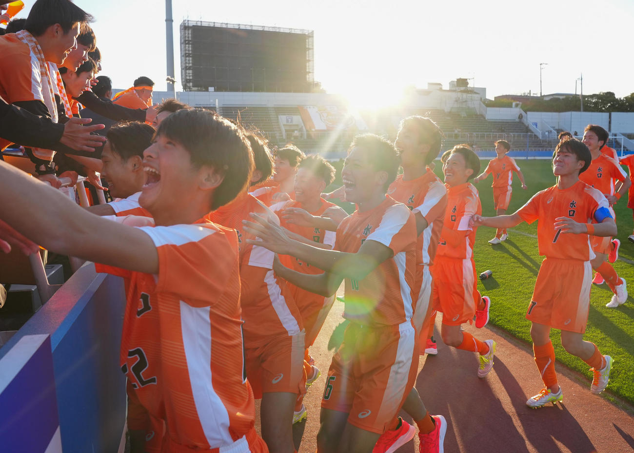 上田西対水口　上田西に勝利し喜びを爆発させる中井（中央＝16番）ら水口の選手たち（撮影・垰建太）