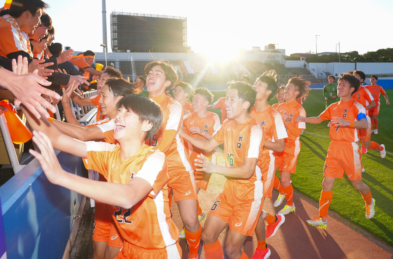 上田西対水口　上田西に勝利し喜びを爆発させる中井（中央＝16番）ら水口の選手たち（撮影・垰建太）