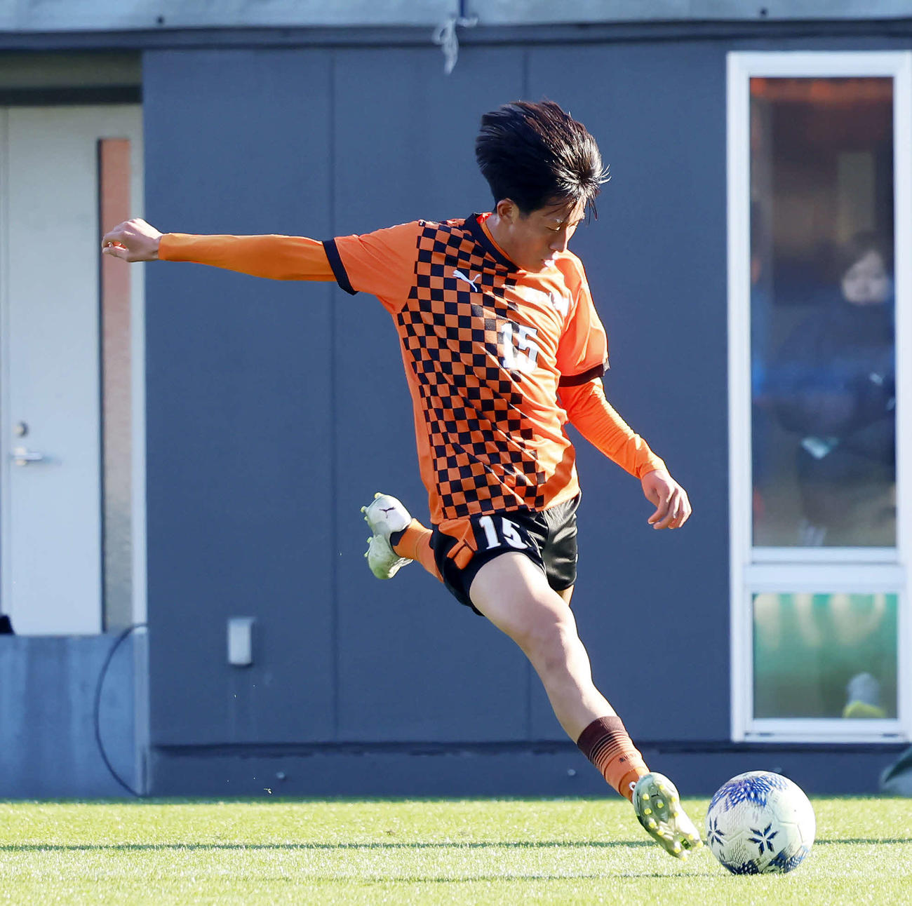 福井商対高川学園　前半、ゴールを決める高川学園・沖藤（撮影・山本朝陽）