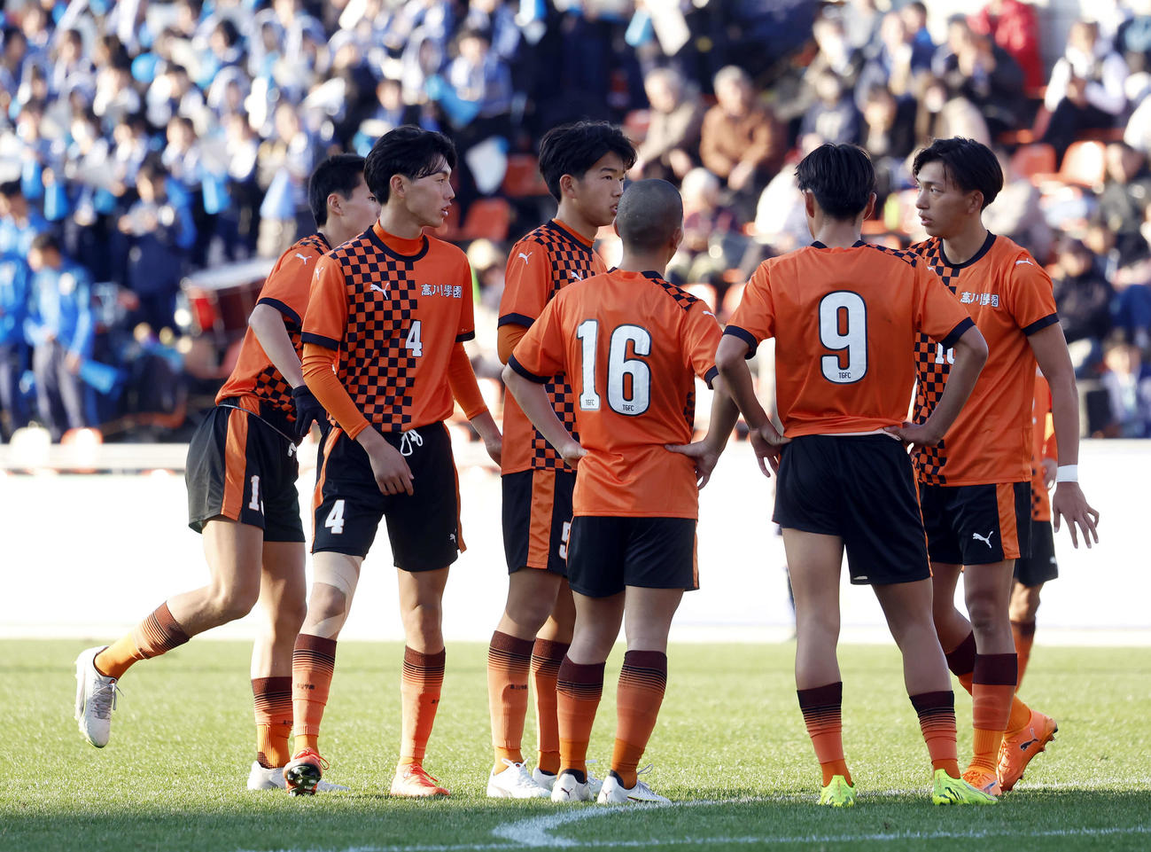 福井商対高川学園　後半、コーナーキックのチャンスで作戦を練る高川学園イレブン（撮影・山本朝陽）