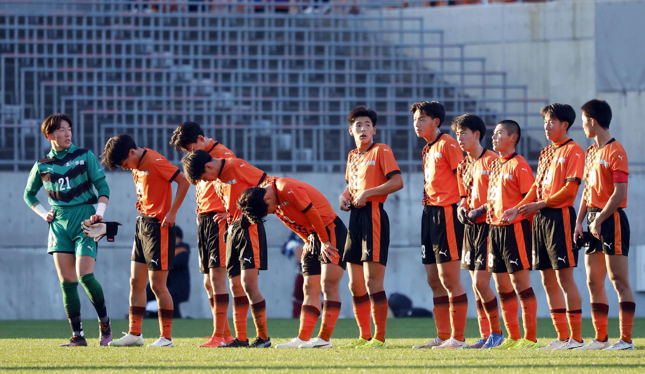 福井商対高川学園　試合に勝利した高川学園イレブン（撮影・山本朝陽）