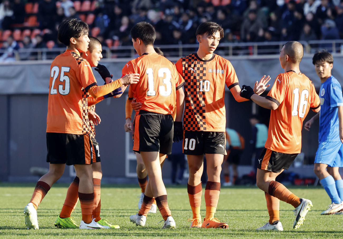 福井商対高川学園　前半、高川学園・横田（右）のゴールを喜ぶ高川学園イレブン（撮影・山本朝陽）
