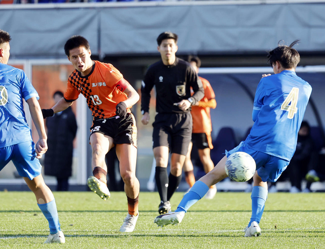 福井商対高川学園　前半、シュートを放つ高川学園・宮城（左）（撮影・山本朝陽）