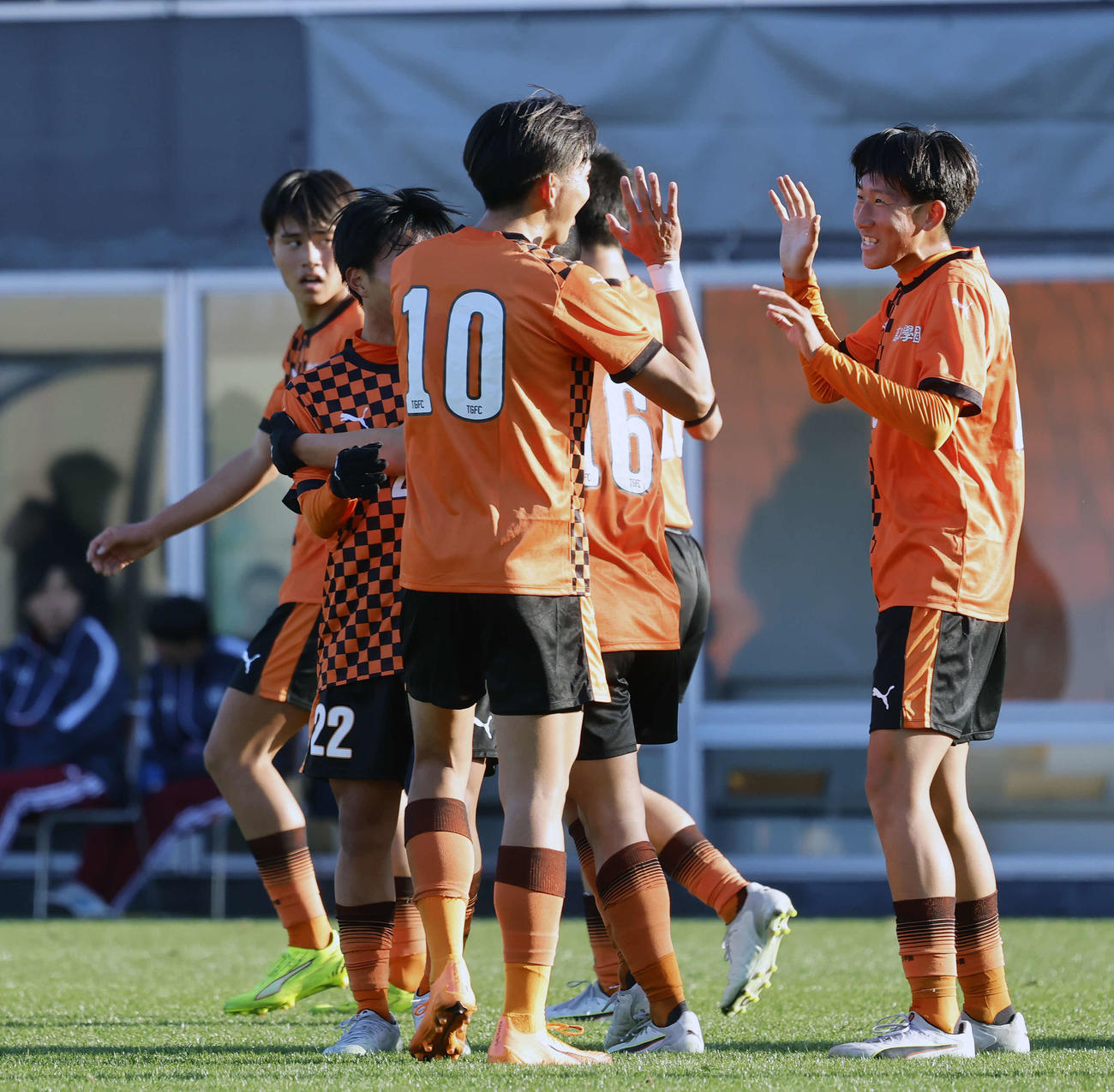 福井商対高川学園　前半、ゴールを決めた沖藤（右）を祝福する高川学園イレブン（撮影・山本朝陽）