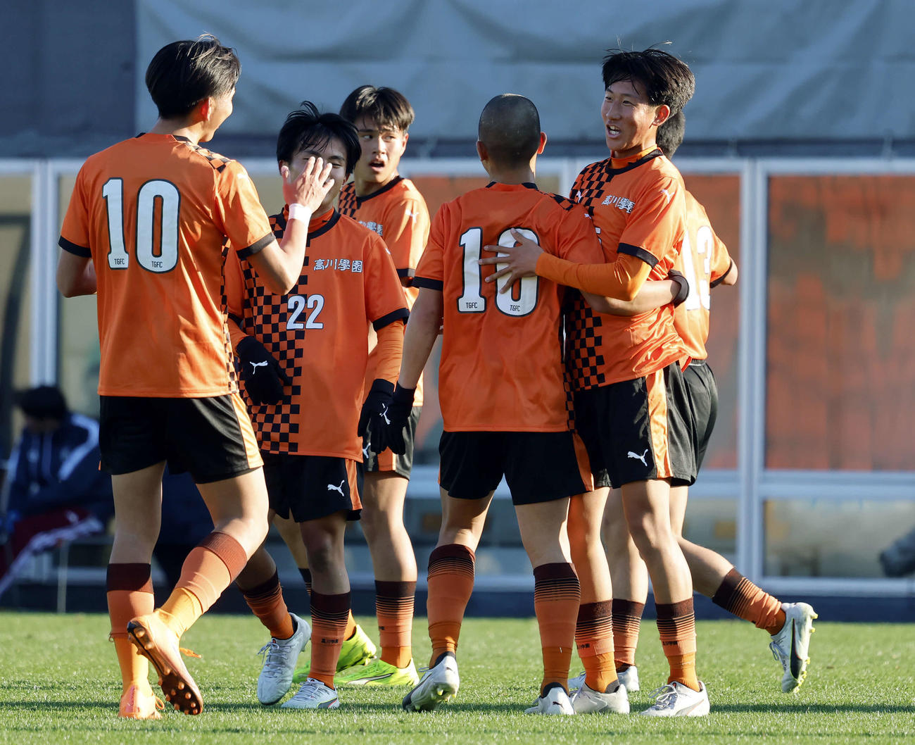 福井商対高川学園　前半、高川学園・沖藤（右）のゴールを喜ぶ高川学園イレブン（撮影・山本朝陽）
