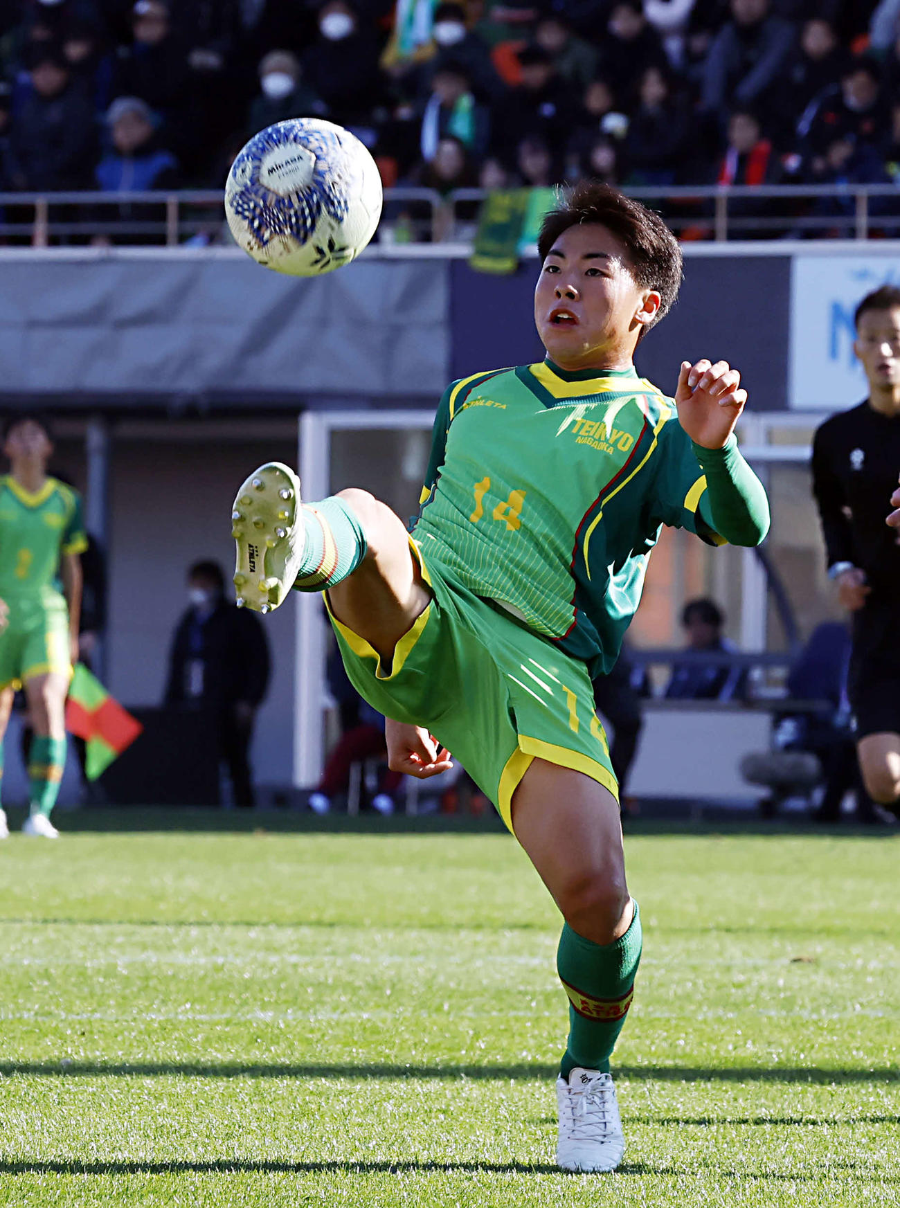 帝京長岡対大社　後半、浮き球をトラップする帝京長岡・和食（撮影・山本朝陽）
