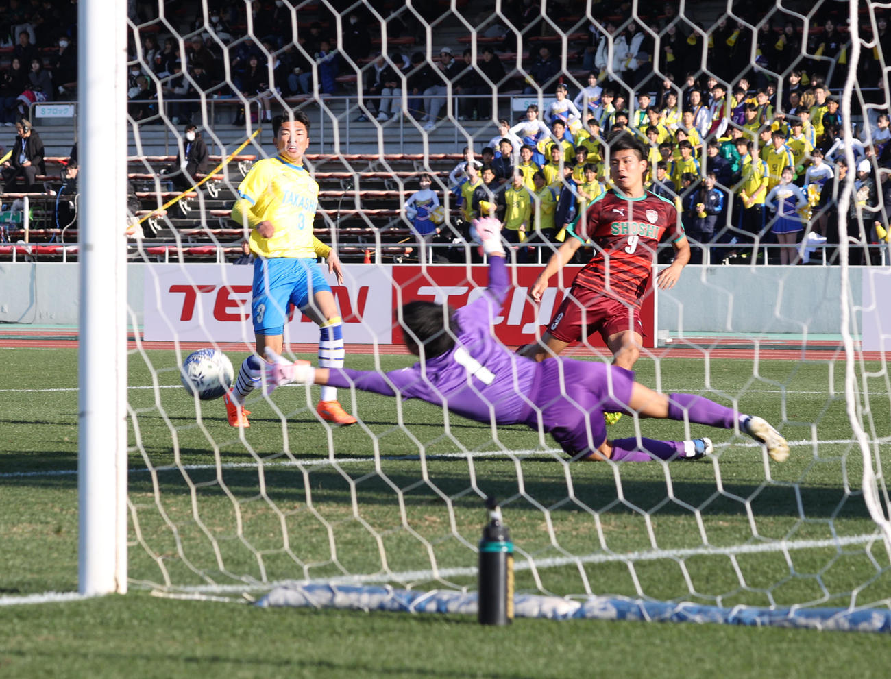 尚志対高松商　前半、ゴールを決める尚志・根木（右）（撮影・水谷安孝）