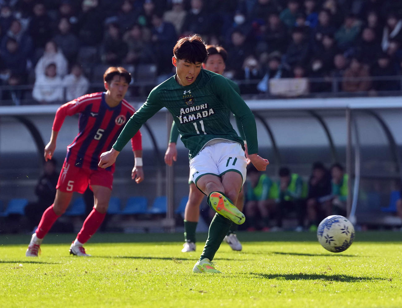 青森山田対初芝橋本　後半、PKでゴールを決める青森山田・桑原（撮影・たえ見朱実）