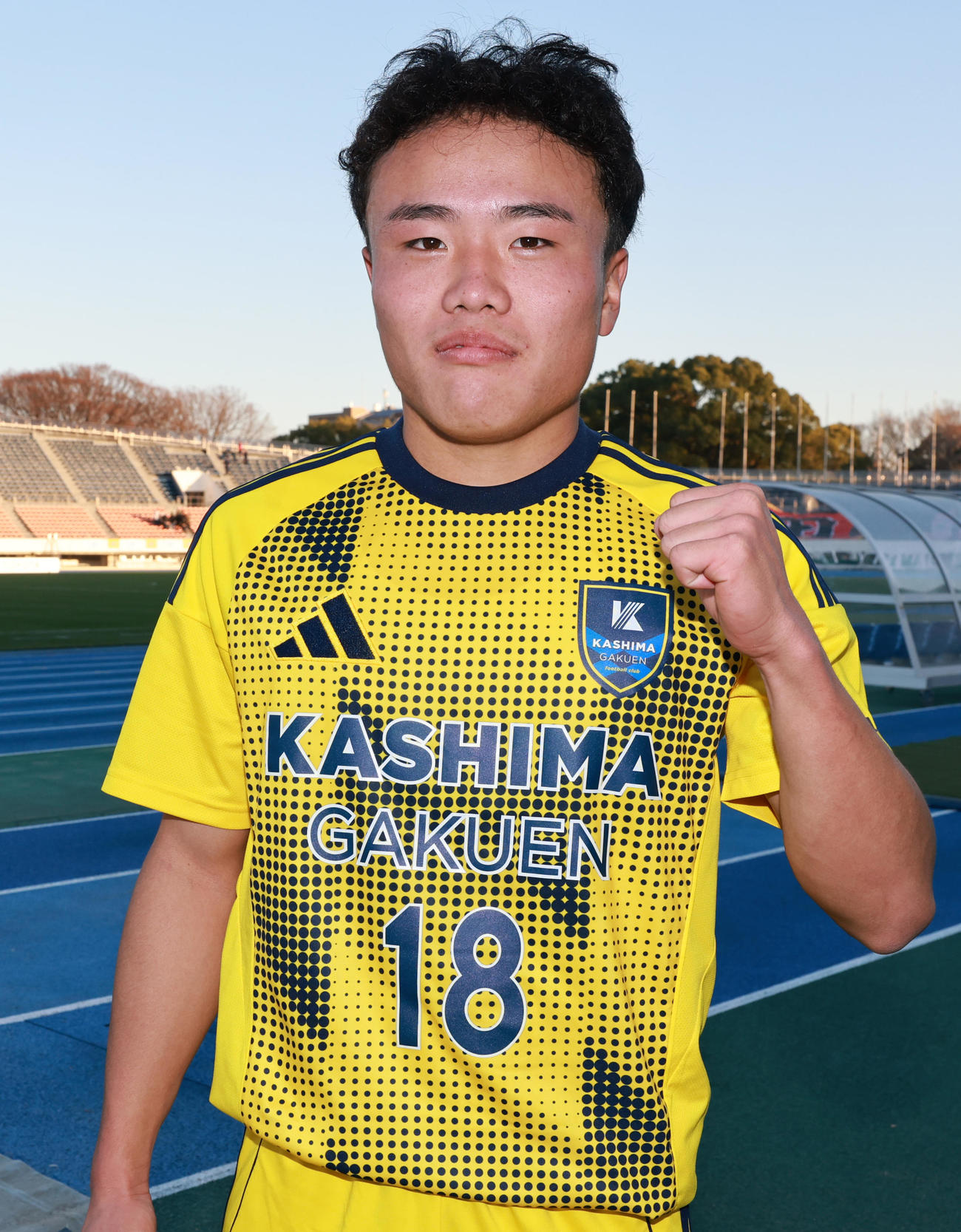 鹿島学園対新田　2ゴールに笑顔でガッツポーズの鹿島学園・酒井（撮影・野上伸悟）
