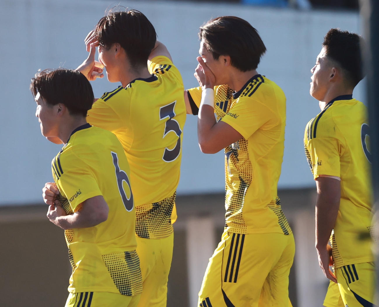 鹿島学園対新田　前半、先制ゴールを決め喜ぶ鹿島学園・中川（左から2人目）ら（撮影・野上伸悟）