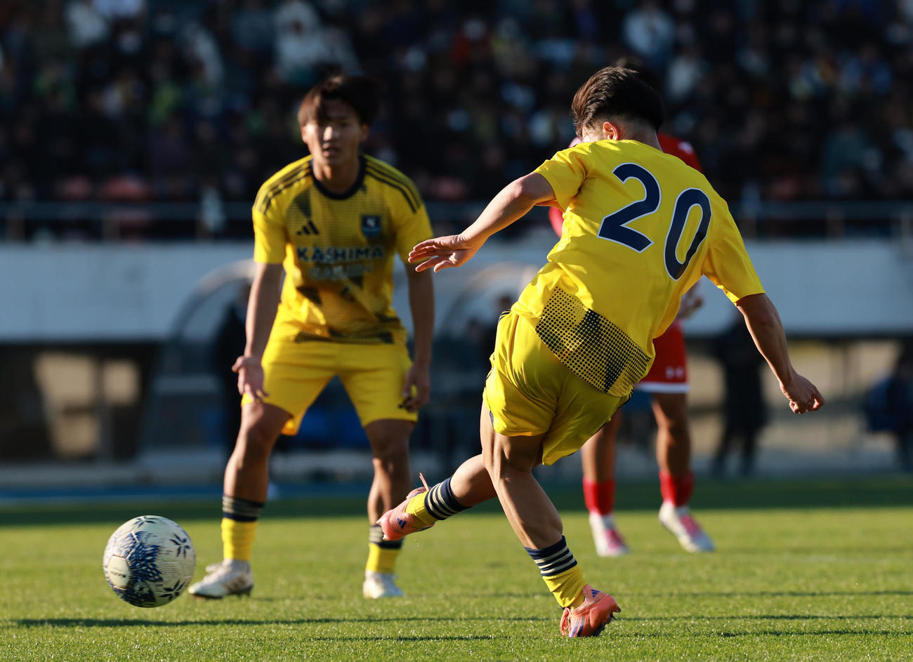 鹿島学園対新田　前半、ゴールを決める鹿島学園・三浦（撮影・野上伸悟）