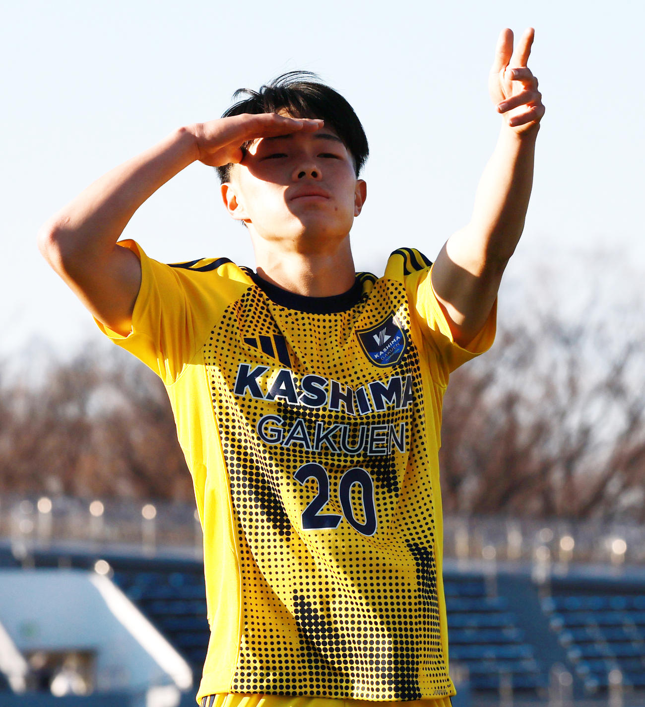 鹿島学園対新田　前半、ゴールを決め喜ぶ鹿島学園・三浦（撮影・野上伸悟）