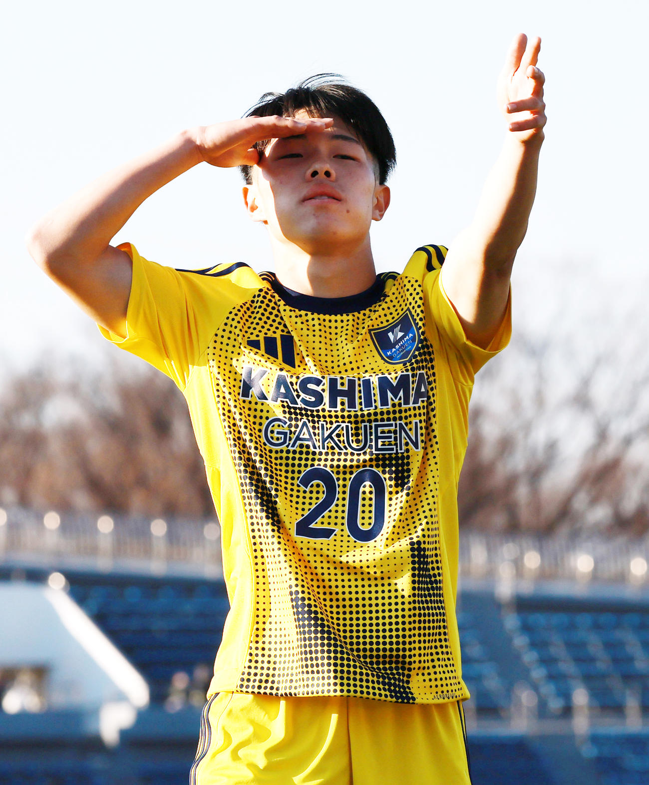 鹿島学園対新田　前半、ゴールを決め喜ぶ鹿島学園・三浦（撮影・野上伸悟）