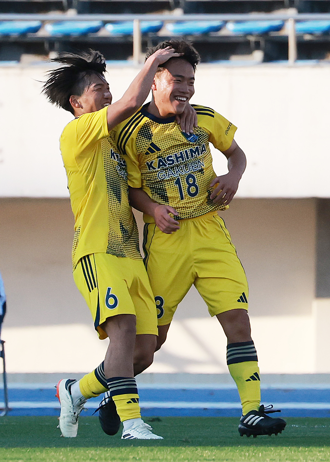 鹿島学園対新田　後半、7点目のゴールを決め喜ぶ鹿島学園・酒井。左は木下（撮影・野上伸悟）