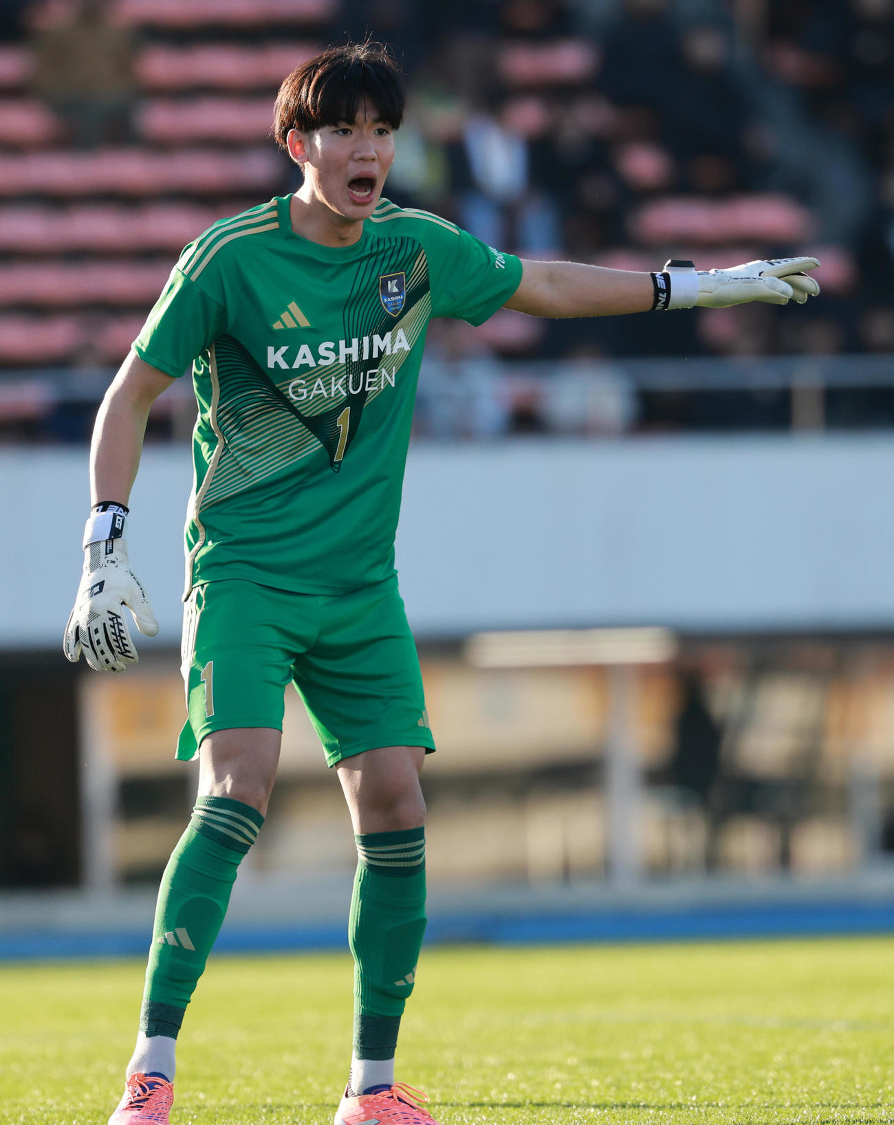 鹿島学園対新田　後半、指示を出す鹿島学園GKプムラピー（撮影・野上伸悟）