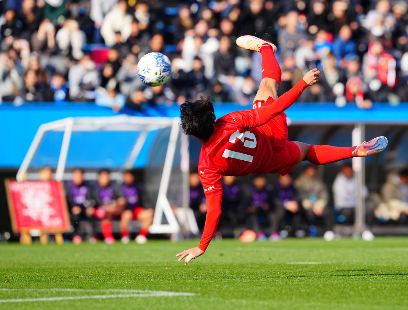 東海学園対神村学園　前半、ジャンピングボレーシュートを放つ神村学園・日高（撮影・垰建太）