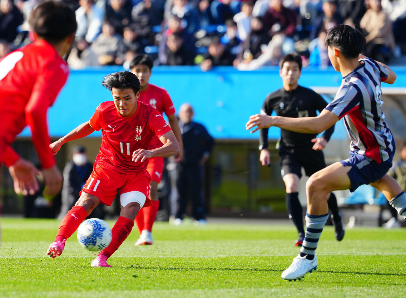東海学園対神村学園　後半、シュートを放つ神村学園・徳村（左）（撮影・垰建太）