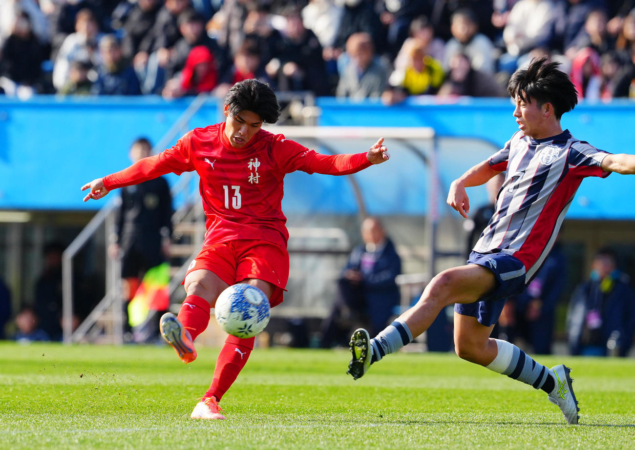 東海学園対神村学園　後半、ハットトリックとなるゴールを決める神村学園・日高（左）（撮影・垰建太）