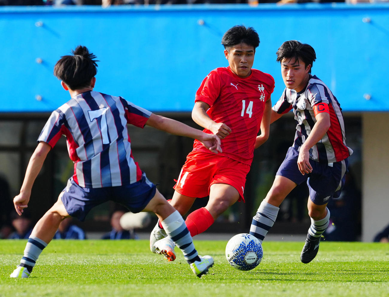 東海学園対神村学園　後半、ドリブルで突破する神村学園・福島（中央）（撮影・垰建太）