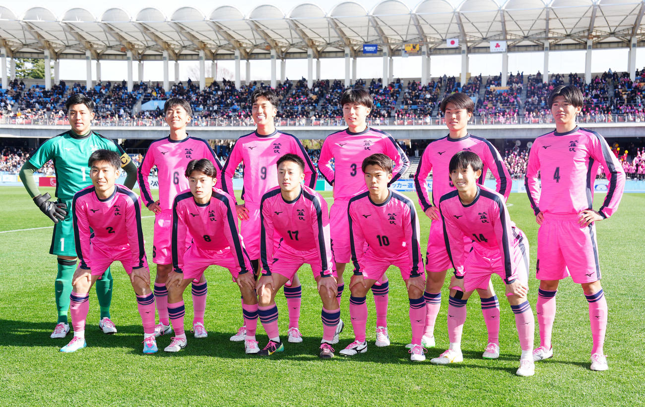 岡山学芸館対日大藤沢　試合前、集合写真に納まる日大藤沢の選手たち（撮影・江口和貴）