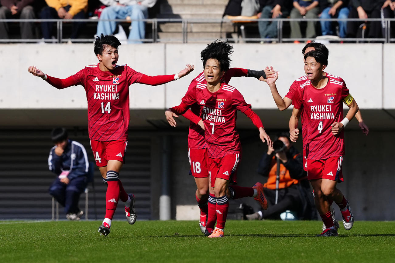 米子北対流通経大柏　前半、ゴールを決め喜ぶ流通経大柏・古川（左）（撮影・鈴木みどり）