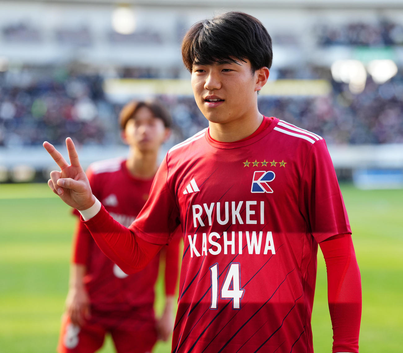 米子北対流通経大柏　米子北に勝利し、ピースする流通経大柏・古川（撮影・鈴木みどり）