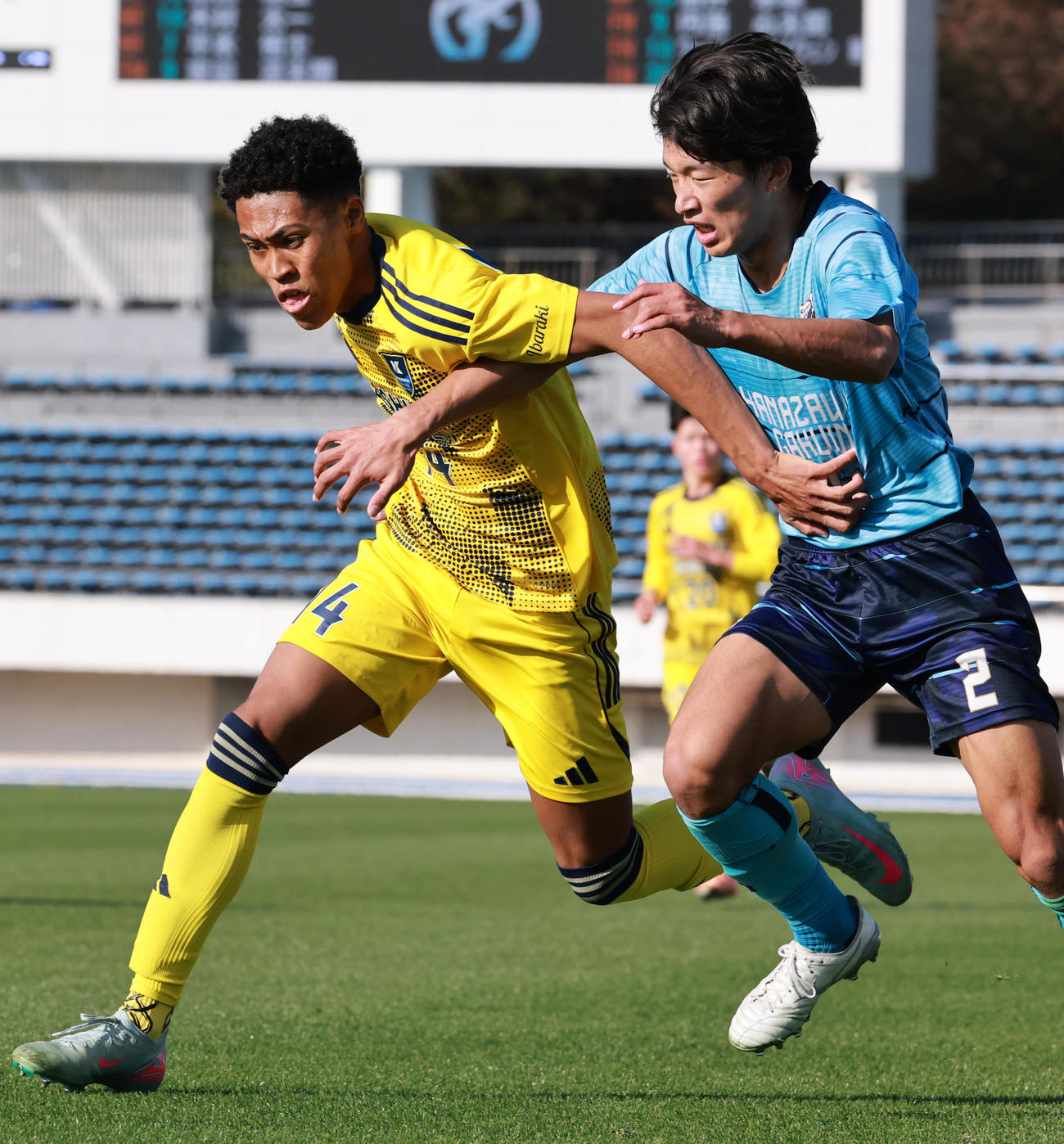 金沢学院大付対鹿島学園　後半、競りあう鹿島学園・ワーズィージェイヴェン（左）と金沢学院大付・黒沢（撮影・野上伸悟）