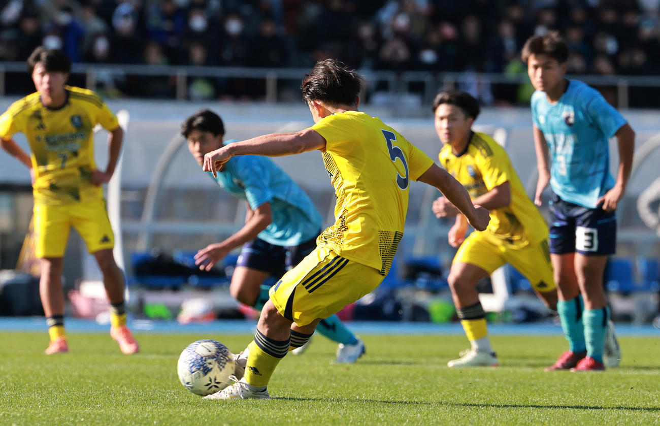 金沢学院大付対鹿島学園　後半、PKで先制ゴールを決める鹿島学園・清水（撮影・野上伸悟）